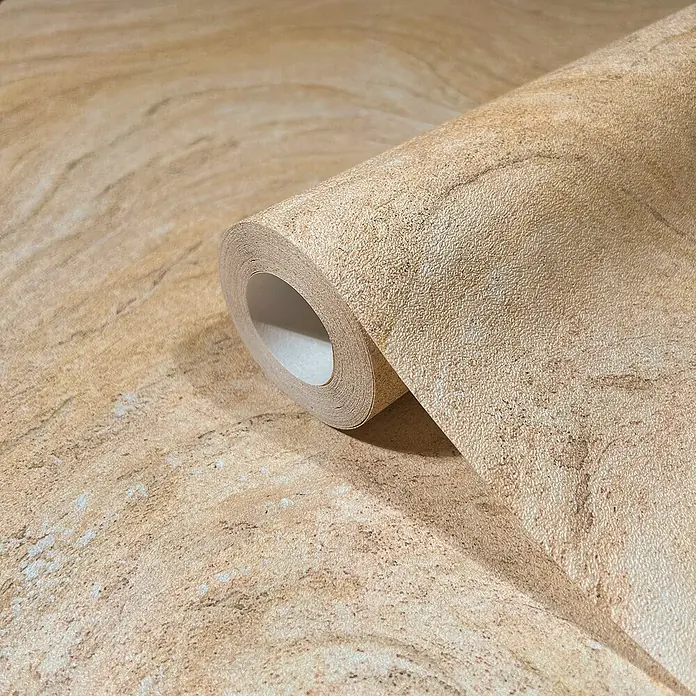 Marburg Struktura Vliestapete Marmoroptik - Beige, Steinoptik, 10,05 x 0,53 m - Nahaufnahme einer Rolle Vinyltapete mit Steineffekt, die ein natürliches und warmes Ambiente für Ihr Zuhause schafft.