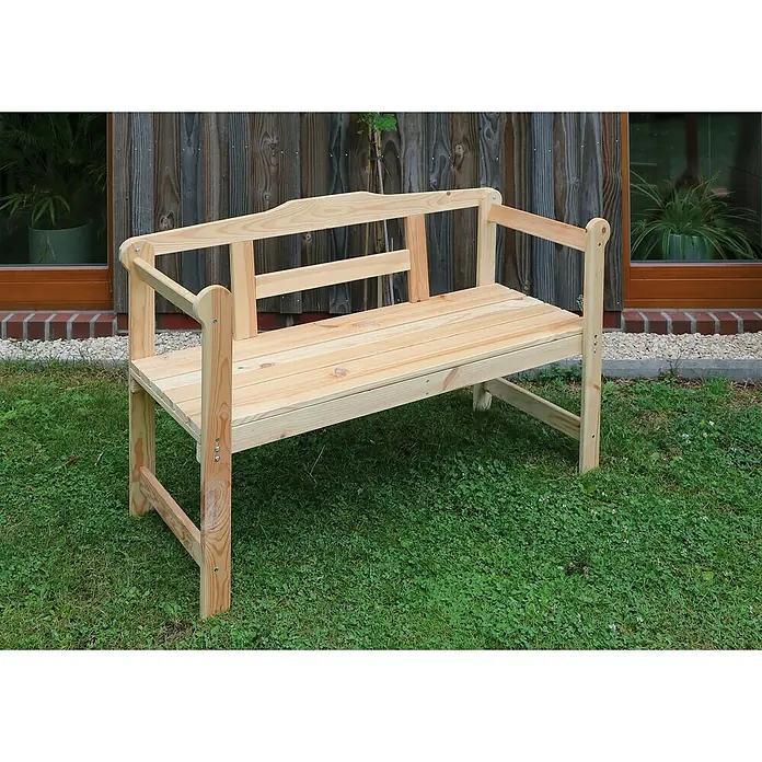Promadino Gartenbank -  - Eine helle Holzgartenbank mit Armlehnen steht auf einer grünen Rasenfläche, ideal zum Entspannen im Freien.