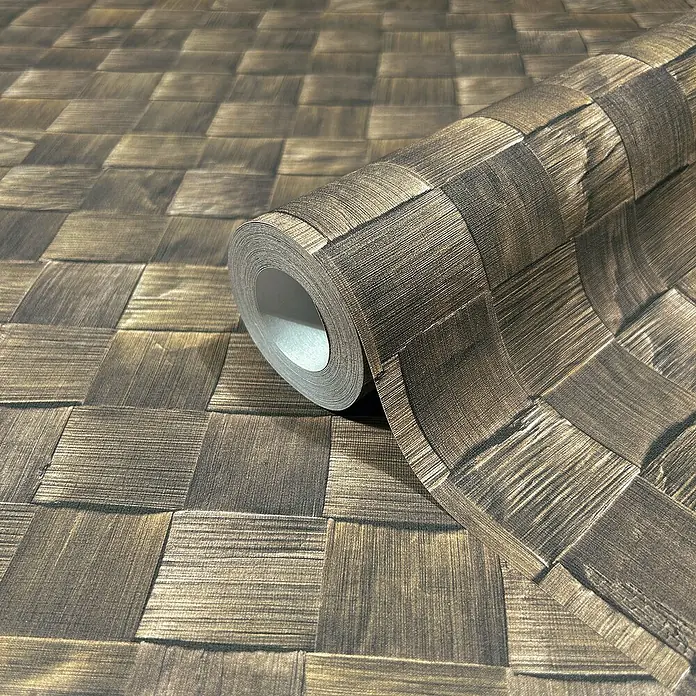 Marburg Struktura Vliestapete 3D-Geflecht - Braun, 3D-Optik, 10,05 x 0,53 m - Nahaufnahme einer Rolle brauner Holzblock-Tapete mit gewebtem Effekt, die Textur und Wärme in die Raumgestaltung bringt.