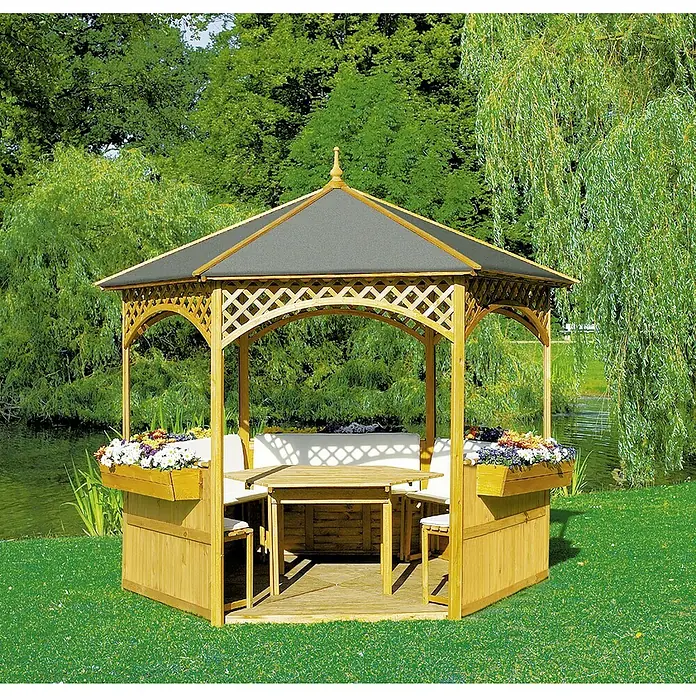 Promadino Gartenpavillon - Holz - Ein hölzerner Pavillon mit Tisch und Bänken steht im Garten mit Blick auf einen ruhigen Teich, ideal für Mahlzeiten im Freien.