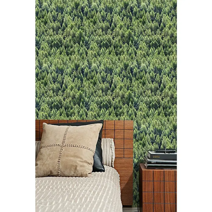 Marburg Struktura Vliestapete Nadelwald - Grün, Floral, 10,05 x 0,53 m - Ein Schlafzimmer mit einer stilvollen Bettkopfteil aus Holz und einem Nachttisch, ergänzt durch eine Tapete mit Waldmuster.