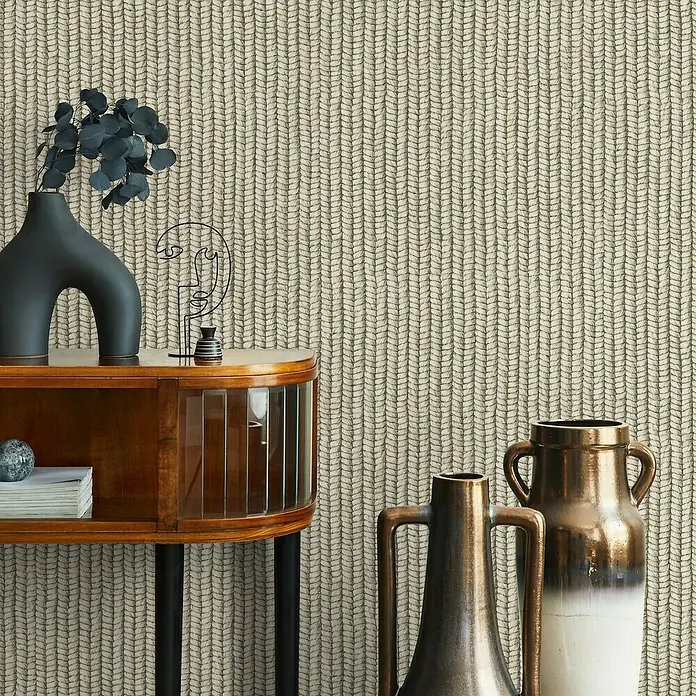 Marburg Struktura Vliestapete Holzgeflecht Textiloptik - Beige/Grau, Holzoptik, 10,05 x 0,53 m - Einrichten mit einzigartiger Tapete mit Fischgrätenmuster, kombiniert mit einer stilvollen Kommode, die das Ambiente aufwertet.