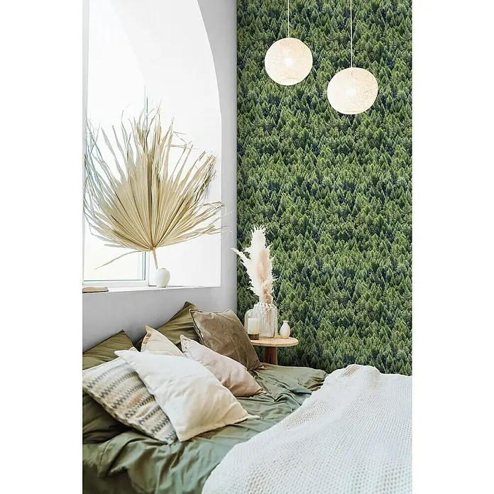 Marburg Struktura Vliestapete Nadelwald - Grün, Floral, 10,05 x 0,53 m - Schlafzimmer mit trendiger Waldtapete. Zwei moderne Pendelleuchten hängen von der Decke und beleuchten den Raum sanft.