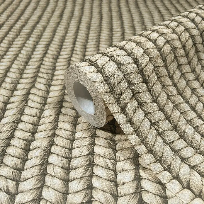 Marburg Struktura Vliestapete Holzgeflecht Textiloptik - Beige, Holzoptik, 10,05 x 0,53 m - Nahaufnahme einer Rolle strukturierter, beiger Zopfmuster-Tapete, die eine gemütliche, handgefertigte Ästhetik vermittelt.