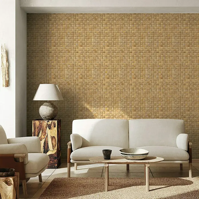 Marburg Struktura Vliestapete 3D-Geflecht - Beige, 3D-Optik, 10,05 x 0,53 m - Elegantes Wohnzimmer mit einem weißen Sofa und einer Mosaikwand, die dem Raum Wärme und Textur verleiht. Die Einrichtung ist modern und einladend.