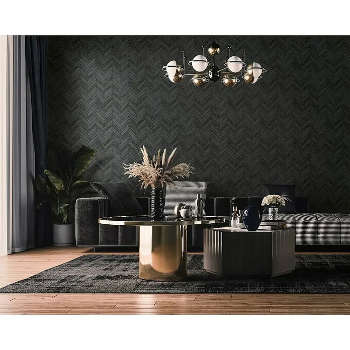 Marburg Struktura Vliestapete Fischgrät - Anthrazit, Steinoptik, 10,05 x 0,53 m - Wohnzimmer mit stilvollem Sofa, Couchtischen und einer dekorativen Lampe, die dem Raum ein luxuriöses Ambiente verleihen.