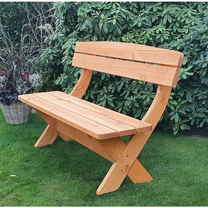 Promadino Gartenbank München - B x T x H: 150 x 70 x 90 cm, Nadelholz, Honigbraun - Eine rustikale Gartenbank aus Holz, ideal für entspannte Stunden im Freien, vor üppigem Grün.