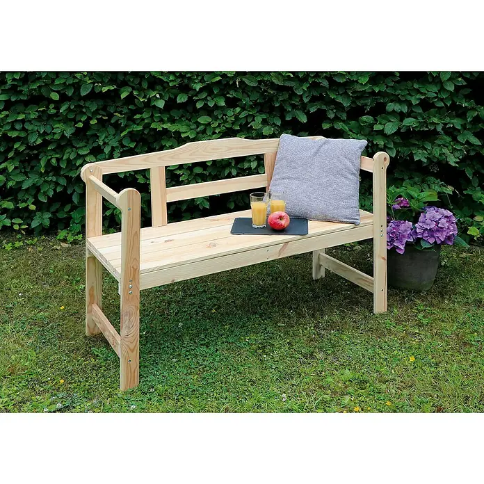 Promadino Gartenbank -  - Die helle Holzgartenbank mit Getränken und Kissen lädt zum Verweilen im Grünen ein. Perfekt zum Entspannen im Garten!