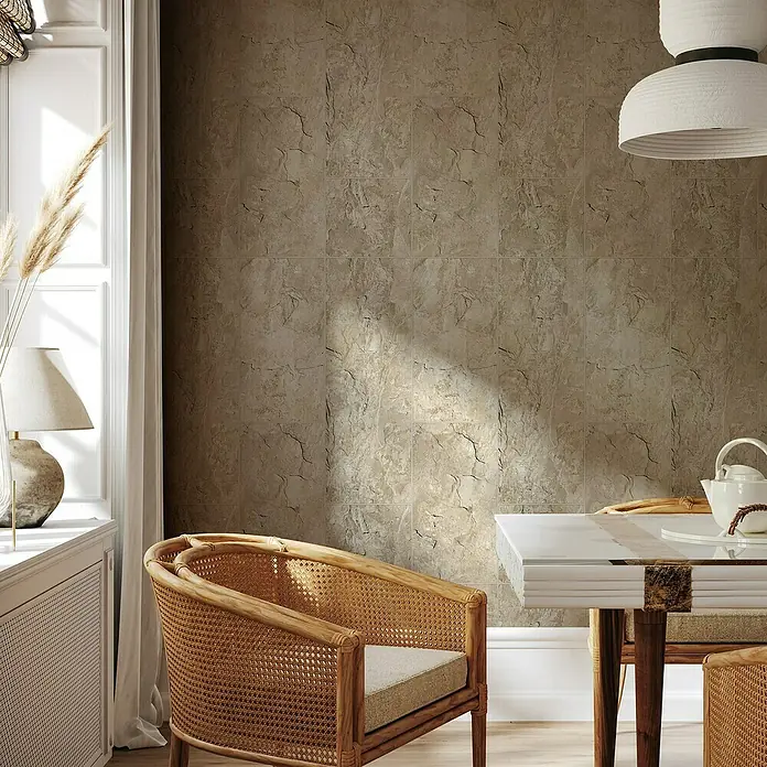 Marburg Struktura Vliestapete - Beige, Fliesenoptik, 10,05 x 0,53 m - Nahaufnahme eines Raumes mit einem Rattan-Stuhl und einer strukturierten Wand, die eine gemütliche und stilvolle Atmosphäre schafft.