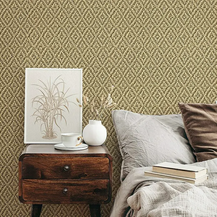 Marburg Struktura Vliestapete 3D-Rauten - Beige, 3D-Optik, 10,05 x 0,53 m - Eine stilvolle Schlafzimmerszene mit einem dunklen Nachttisch, einem gerahmten Bild und einem gemütlichen Bett.