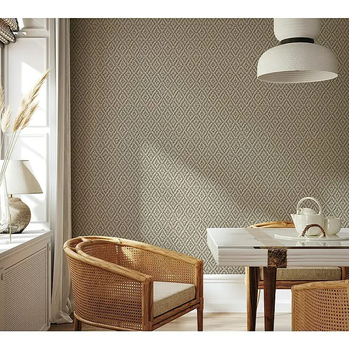 Marburg Struktura Vliestapete 3D-Rauten - Beige/Grau, 3D-Optik, 10,05 x 0,53 m - Nahaufnahme eines Raumes mit einem Teppich mit Rautenmuster, einem Tisch mit Teegeschirr und einem Korbstuhl unter einer Hängelampe.
