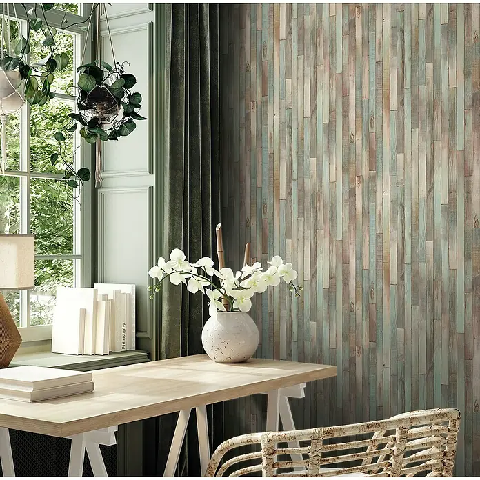 Marburg Struktura Vliestapete Holzdielen - Braun/Beige/Grau/Türkis, Holzoptik, 10,05 x 0,53 m - Einrichtungsidee mit einer stilvollen Holzwand, die dem Raum eine warme und einladende Atmosphäre verleiht, Tisch, Stuhl und Fenster inklusive.