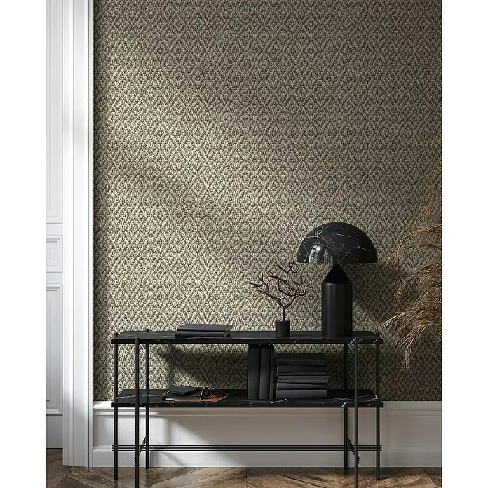 Marburg Struktura Vliestapete 3D-Rauten - Beige/Grau, 3D-Optik, 10,05 x 0,53 m - Nahaufnahme einer stilvollen schwarzen Konsole mit eleganten Deko-Elementen und Büchern vor einer texturierten Wand.