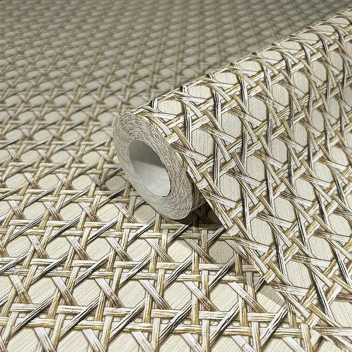 Marburg Struktura Vliestapete Holzgeflecht - Dunkelbeige, Holzoptik, 10,05 x 0,53 m - Nahaufnahme einer Rolle Rattangeflecht-Tapete, die ein detailreiches, gewebtes Muster für eine natürliche Wandgestaltung zeigt.