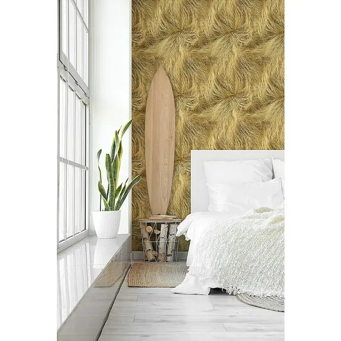 Marburg Struktura Vliestapete Dünengras - Beige/Braun, Floral, 10,05 x 0,53 m - Ein Schlafzimmer mit einem Surfbrett aus Holz, einer Grünpflanze und einem weißen Bett vor einer Wand mit Grasdruck-Tapete.
