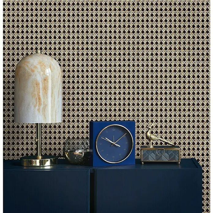 Marburg Struktura Vliestapete Holzgeflecht - Braun/Beige, Holzoptik, 10,05 x 0,53 m - Elegante Tischuhr in Marineblau und Gold auf einem passenden Schrank, neben einer Marmorlampe und dekorativen Accessoires.
