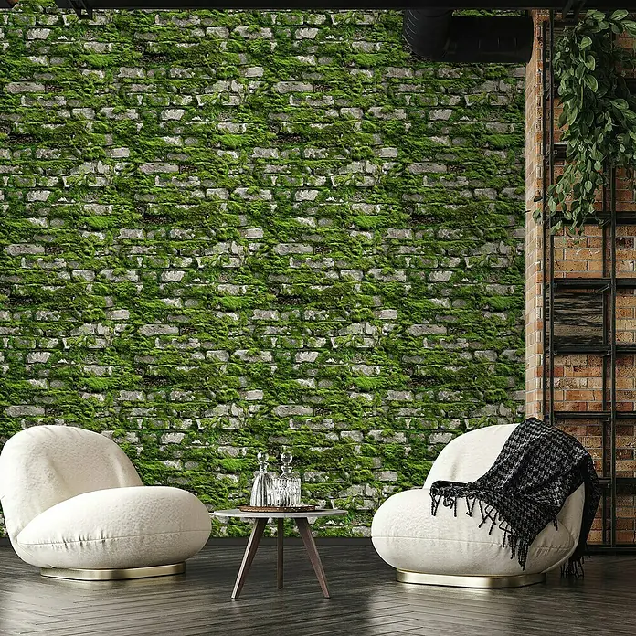 Marburg Struktura Vliestapete - Grün/Grau, Steinoptik, 10,05 x 0,53 m - Stilvolles Interieur mit zwei weißen Sesseln, einem Beistelltisch und einer Backsteinwand mit Pflanzen für eine moderne Raumgestaltung.