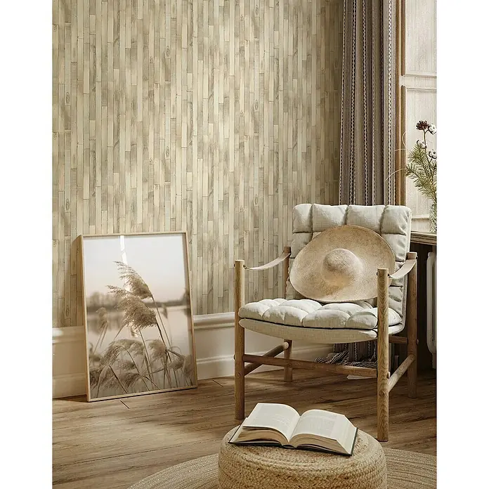 Marburg Struktura Vliestapete Holzdielen - Beige, Holzoptik, 10,05 x 0,53 m - Dieses gemütliche Interieur zeigt eine elegante Akzentwand mit einem hellen Holzlatten-Tapetenmuster.