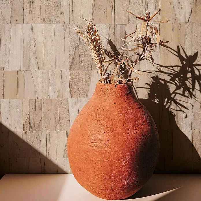 Marburg Struktura Vliestapete Echtholz - Braun, Holzoptik, 10,05 x 0,53 m - Terrakotta-Vase mit Trockenblumen, die einen warmen Schatten wirft, vor einer strukturierten Wand. Dekoratives Element mit rustikalem Charme.