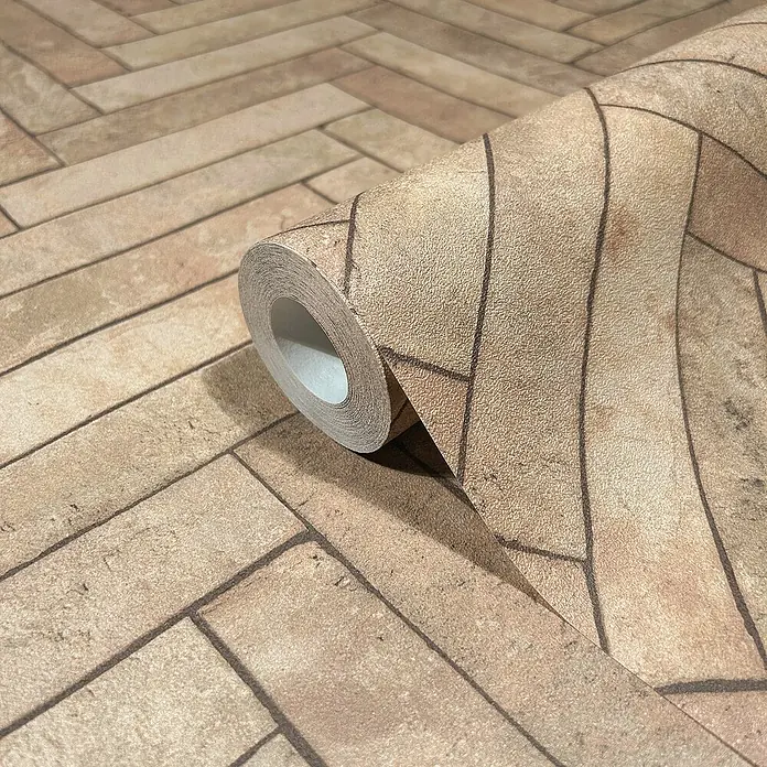 Marburg Struktura Vliestapete Fischgrät - Beige, Steinoptik, 10,05 x 0,53 m - Nahaufnahme einer Rolle Backstein-Tapete mit Fischgrätmuster.