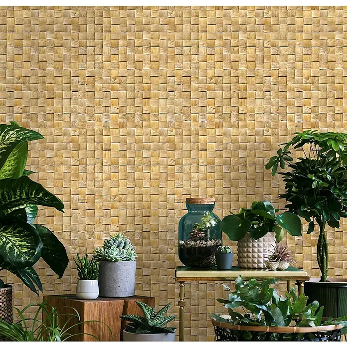 Marburg Struktura Vliestapete 3D-Geflecht - Beige, 3D-Optik, 10,05 x 0,53 m - Nahaufnahme einer Wand mit einem geflochtenen, quadratischen Holzpaneel, dekoriert mit verschiedenen Zimmerpflanzen.