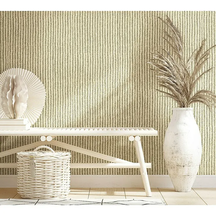 Marburg Struktura Vliestapete Holzgeflecht Textiloptik - Beige, Holzoptik, 10,05 x 0,53 m - Nahaufnahme eines hellen Innenraums mit weißer Bank, Korb und Vase vor gemusterter Wand.