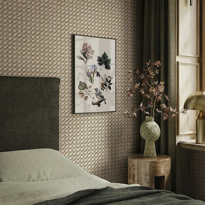 Marburg Struktura Vliestapete Holzgeflecht - Dunkelbeige, Holzoptik, 10,05 x 0,53 m - Nahaufnahme eines Schlafzimmers mit einem botanischen Wandbild, das eine ruhige und elegante Atmosphäre schafft.