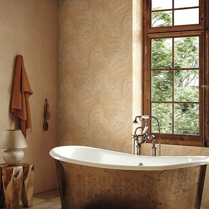 Marburg Struktura Vliestapete Marmoroptik - Beige, Steinoptik, 10,05 x 0,53 m - Elegantes Badezimmer mit freistehender Badewanne, rustikalen Akzenten und einem Fenster mit Blick ins Grüne. Stilvolles Design für Entspannung.