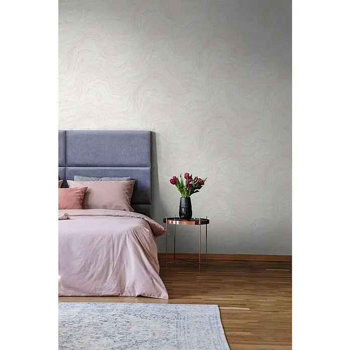 Marburg Struktura Vliestapete Marmoroptik - Grau/Rosa, Steinoptik, 10,05 x 0,53 m - Schlafzimmer mit einem Kingsize-Bett mit rosa Bettwäsche, einem Nachttisch mit Blumen und einem stilvollen Teppich.