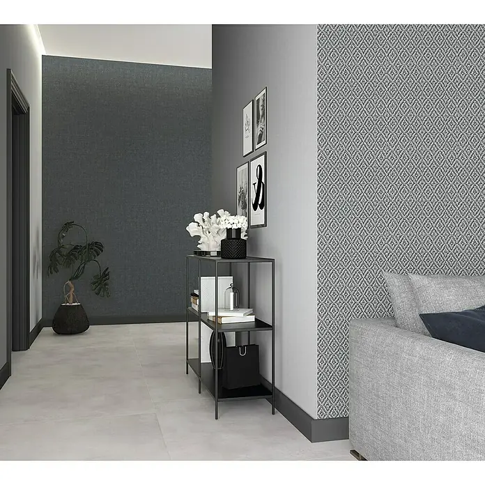 Marburg Struktura Vliestapete 3D-Rauten - Grau, 3D-Optik, 10,05 x 0,53 m - Nahaufnahme eines modernen Interieurs mit einem eleganten Regal, das stilvolle Dekoration und Accessoires präsentiert.