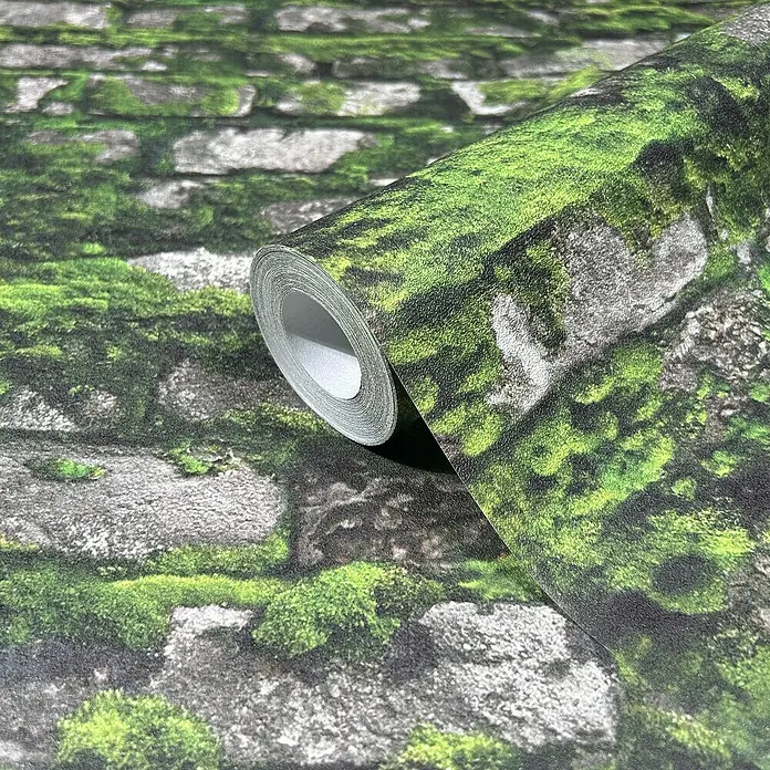 Marburg Struktura Vliestapete - Grün/Grau, Steinoptik, 10,05 x 0,53 m - Detailaufnahme einer Rolle Moosbewachsene Steinmauer Tapete, die eine rustikale und natürliche Ästhetik für Innenräume bietet.