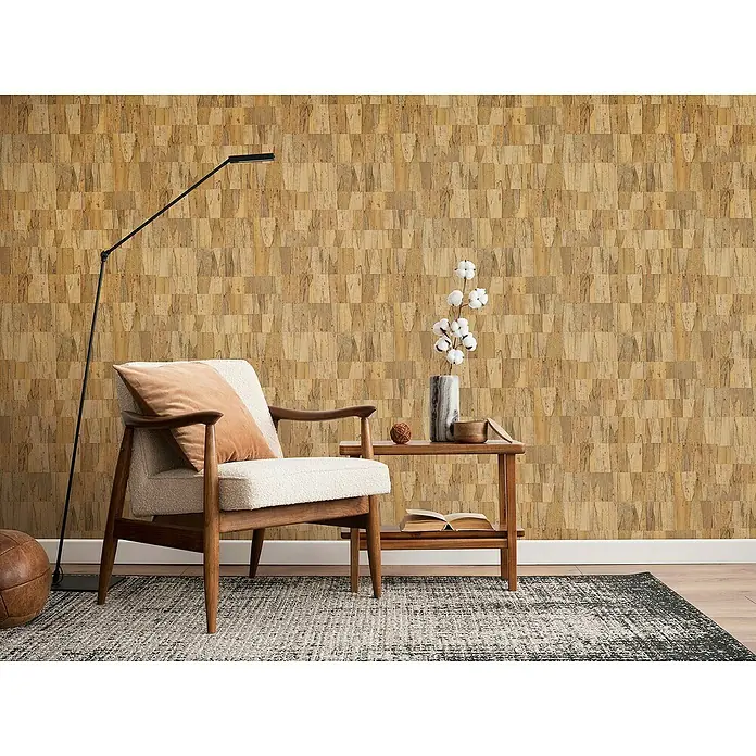 Marburg Struktura Vliestapete Echtholz - Beige, Holzoptik, 10,05 x 0,53 m - Ein stilvolles Interieur mit einer Akzentwand aus Kork, einem modernen Sessel und einer Stehlampe für eine gemütliche Atmosphäre.