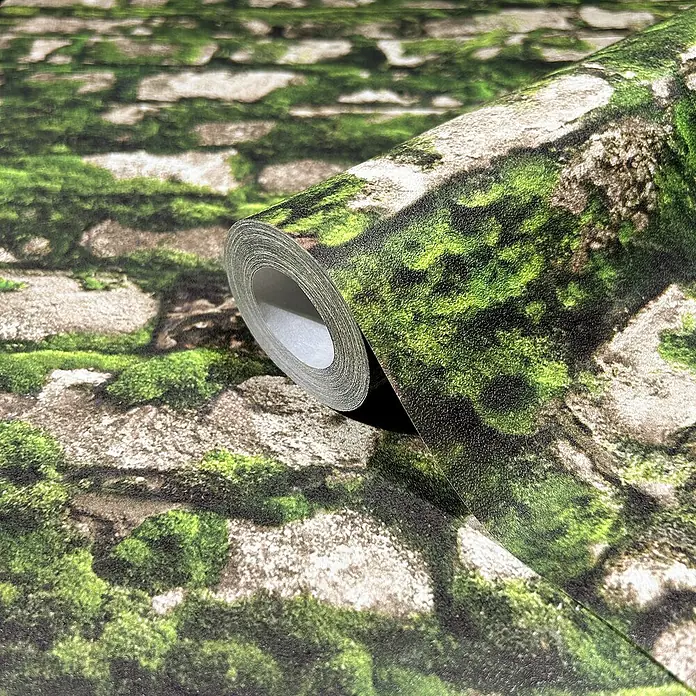 Marburg Struktura Vliestapete - Grün, Steinoptik, 10,05 x 0,53 m - Nahaufnahme einer Rolle Tapete mit einem Muster aus moosbedeckten Steinen, die eine natürliche und rustikale Atmosphäre vermittelt.