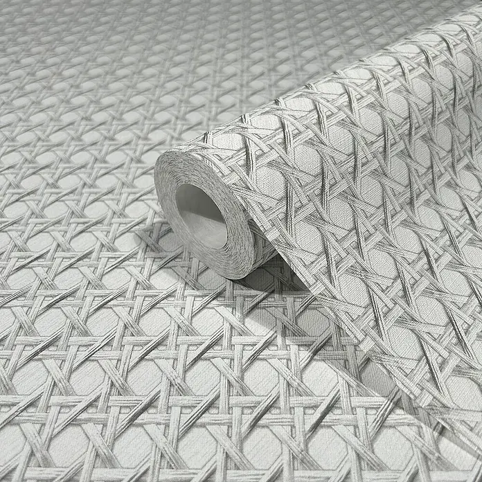 Marburg Struktura Vliestapete Holzgeflecht - Weiß/Grau, Holzoptik, 10,05 x 0,53 m - Nahaufnahme einer Rolle grauer Rattan-Effekt-Tapete, die ein detailliertes, gewebtes Design für eine strukturierte Wanddekoration zeigt.