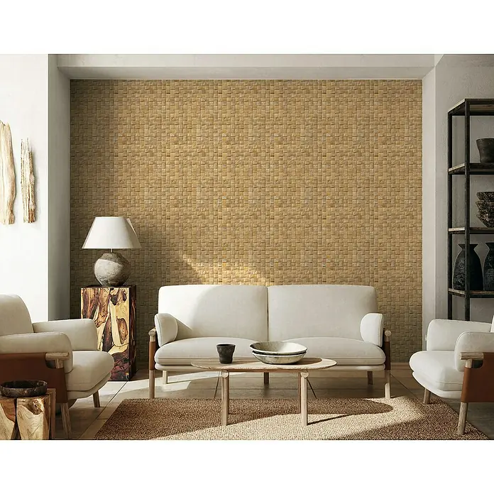 Marburg Struktura Vliestapete 3D-Geflecht - Beige, 3D-Optik, 10,05 x 0,53 m - Wohnzimmer mit Mosaikwand. Das helle Sofa und die Sessel schaffen eine gemütliche Atmosphäre im Raum mit der strukturierten Wand.