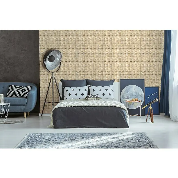 Marburg Struktura Vliestapete 3D-Geflecht - Hellbeige, 3D-Optik, 10,05 x 0,53 m - Ein Schlafzimmer mit einer Akzentwand aus strukturierten Holzpaneelen hinter einem Bett und einem Lesesessel.