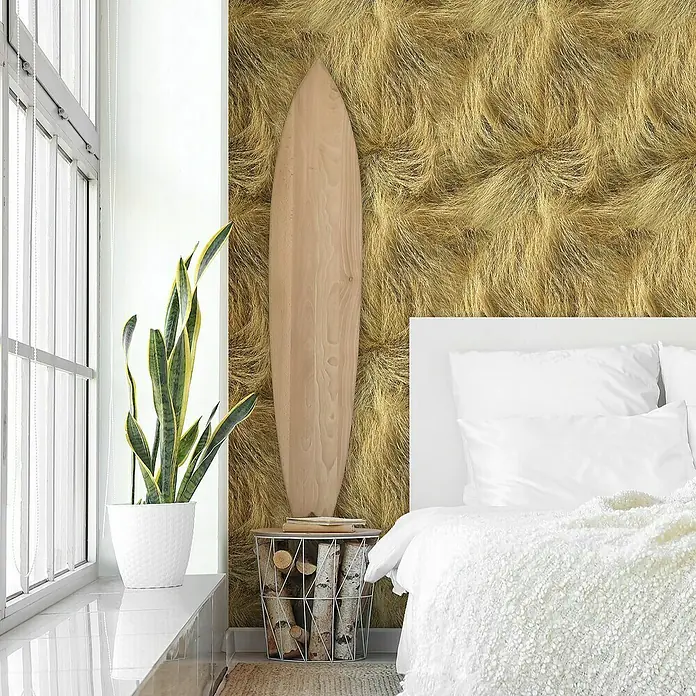 Marburg Struktura Vliestapete Dünengras - Beige/Braun, Floral, 10,05 x 0,53 m - Ein helles Schlafzimmer mit einem Surfbrett an der Wand, einer Zimmerpflanze und einem Nachttisch mit Holzscheiten.