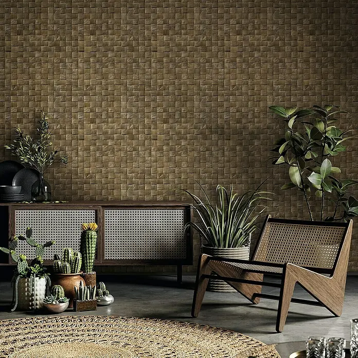 Marburg Struktura Vliestapete 3D-Geflecht - Braun, 3D-Optik, 10,05 x 0,53 m - Stilvolles Interieur mit einem modernen Holzstuhl, einem Sideboard mit Rattanfronten und einer Wand mit Holzpaneelen. Zimmerpflanzen sorgen für eine natürliche Note.