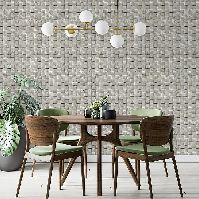 Marburg Struktura Vliestapete 3D-Geflecht - Grau, 3D-Optik, 10,05 x 0,53 m - Speisezimmereinrichtung mit rundem Holztisch, grünen Stühlen, einer modernen Lampe und einer Zimmerpflanze.