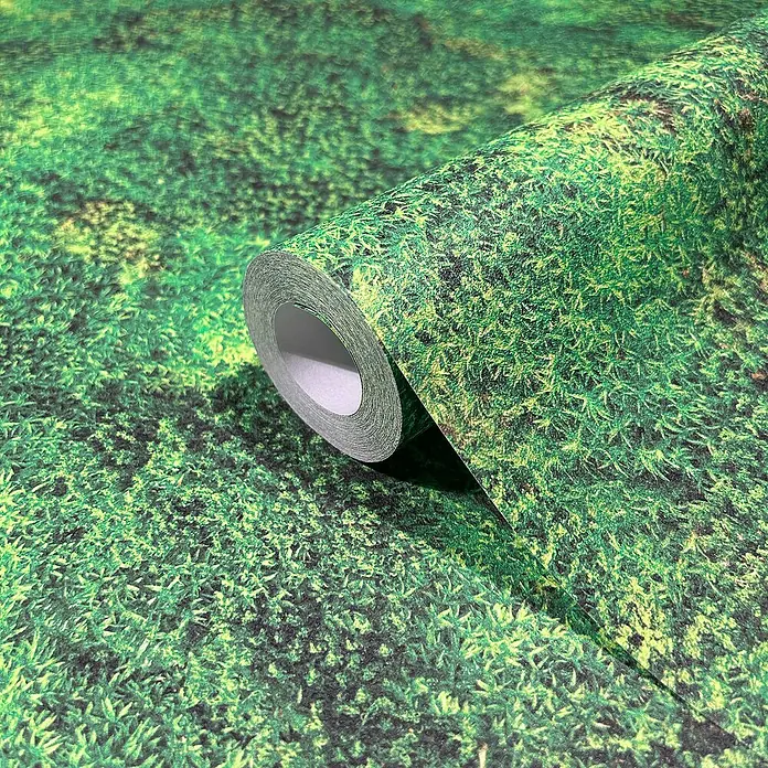 Marburg Struktura Vliestapete Moosoptik - Grün, Floral, 10,05 x 0,53 m - Nahaufnahme einer Rolle Rasentapete mit realistischer Grasstruktur in verschiedenen Grüntönen. Perfekt für naturnahe Raumgestaltung.