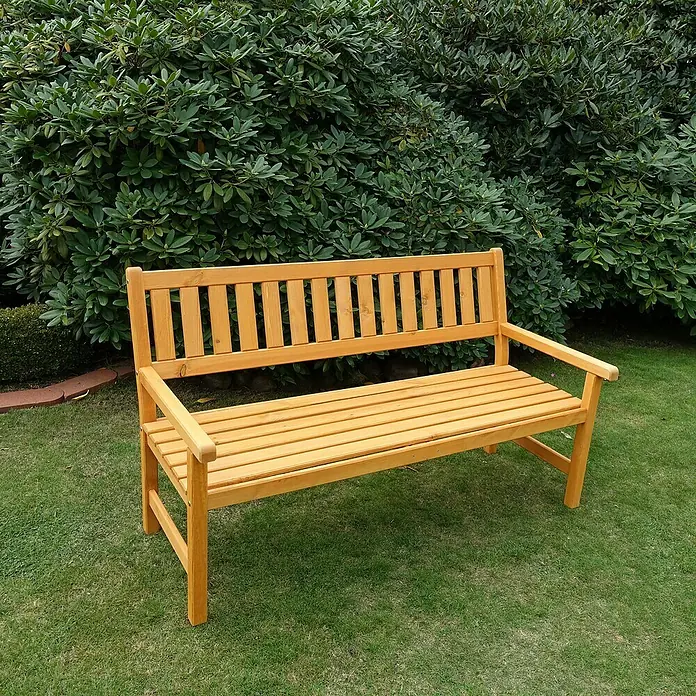 Promadino Gartenbank Johanna - B x T x H: 154 x 71 x 88,5 cm, Kiefer, Honigbraun - Gartenbank aus hellem Holz vor üppigem Grün. Die Bank lädt zum Verweilen im Freien ein und fügt sich harmonisch in die Natur ein.