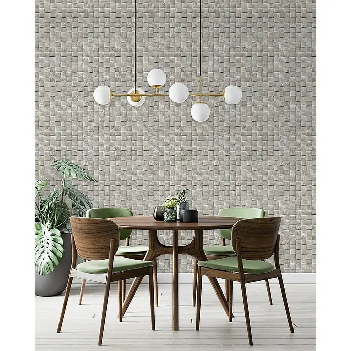 Marburg Struktura Vliestapete 3D-Geflecht - Grau, 3D-Optik, 10,05 x 0,53 m - Elegante Esstischszene mit Holztisch, grünen Stühlen und einer modernen Hängelampe vor einer strukturierten Wand. Die Einrichtung strahlt Stil und Komfort aus.