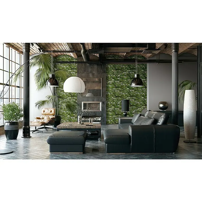 Marburg Struktura Vliestapete - Grün/Grau, Steinoptik, 10,05 x 0,53 m - Innenarchitektur mit stilvollem Ledersofa, ergänzt durch industrielle Elemente und üppige Zimmerpflanzen, die eine moderne und einladende Atmosphäre schaffen.