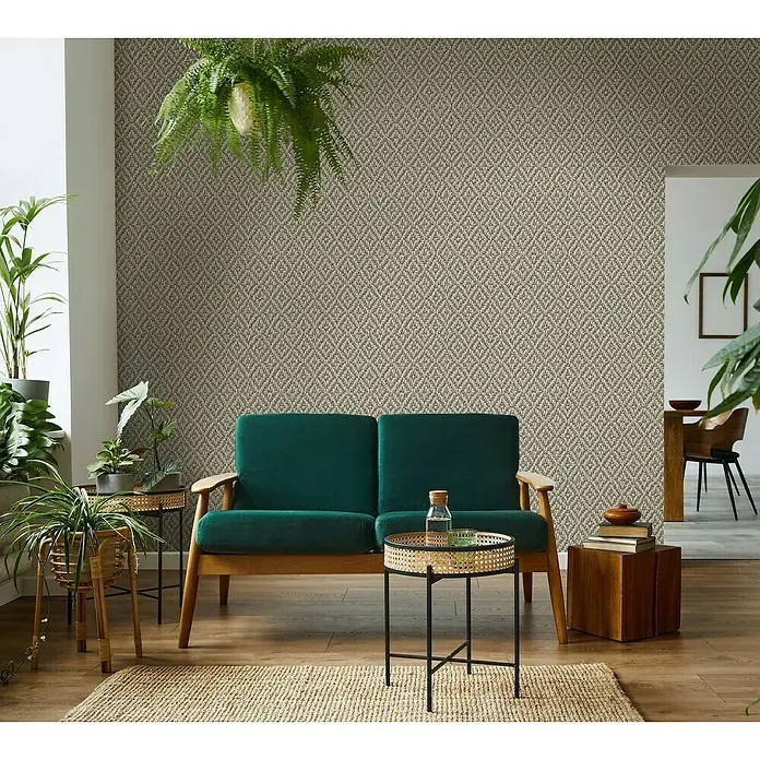 Marburg Struktura Vliestapete 3D-Rauten - Beige/Grau, 3D-Optik, 10,05 x 0,53 m - Wohnzimmer mit grüner Couch, Teppich und Beistelltischen vor gemusterter Tapete, ergänzt durch Zimmerpflanzen für eine gemütliche Atmosphäre.