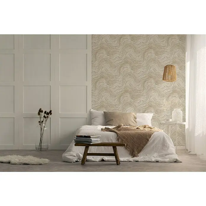 Marburg Struktura Vliestapete Marmoroptik - Grau/Beige, Steinoptik, 10,05 x 0,53 m - Schlafzimmer mit gemusterter Tapete, Bett mit Decke und Kissen, Holzhocker mit Büchern und einer dekorativen Lampe, die eine gemütliche Atmosphäre schafft.