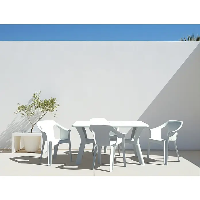 Mesa de jardín Tulipan - L x An x Al: 140 x 90 x 74 cm, Polipropileno, Blanco - Un entorno exterior minimalista con una mesa de jardín blanca y cuatro sillas a juego contra una pared blanca brillante.