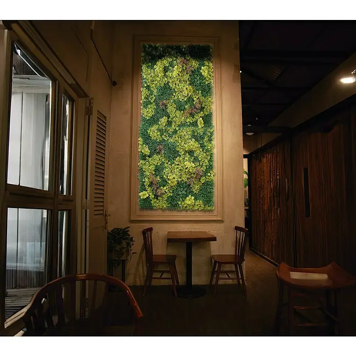 Jardín vertical Moss - Plástico, L x An: 100 x 100 cm - Elegante arte de pared verde en un acogedor restaurante que crea un ambiente natural.
