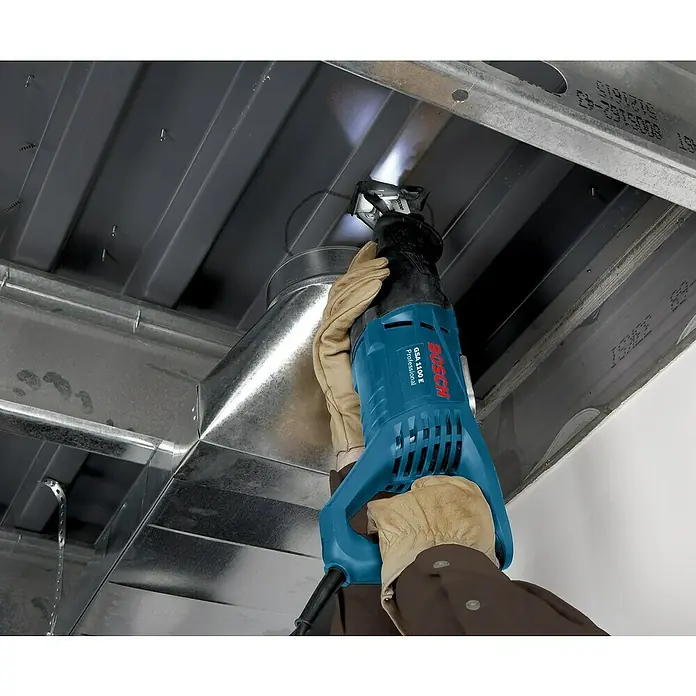 Bosch Professional Säbelsäge GSA 1100 E - 1.100 W, 2.700 /min - Der Bosch GSA 1100 E Professional Säbelsäge schneidet Metall. Sie ist ideal für den professionellen Einsatz in Bau und Handwerk.