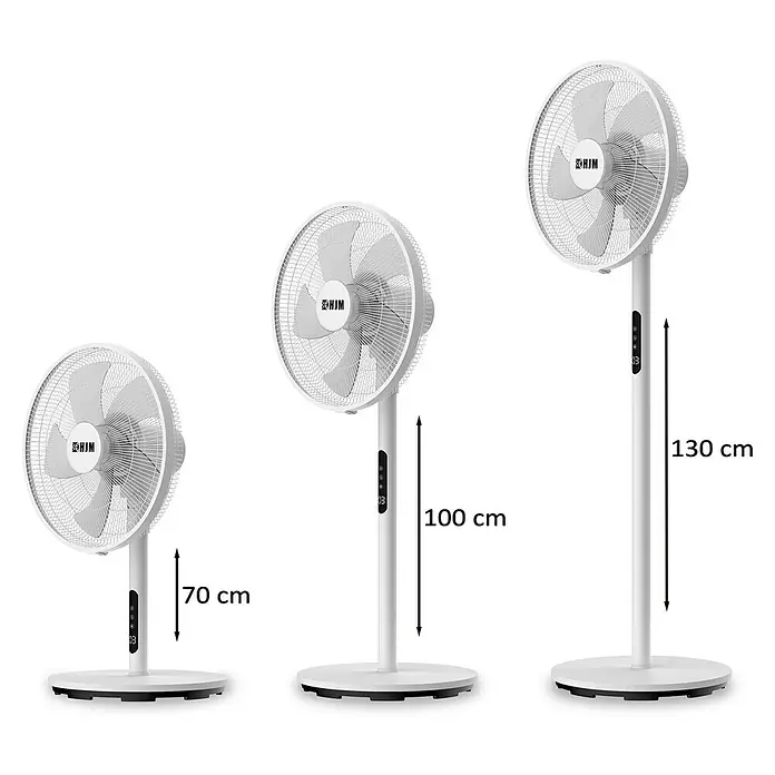 HJM Ventilador de pie VP586 - Blanco - Imagen de tres ventiladores blancos HJM en diferentes alturas (70 cm, 100 cm, 130 cm) que muestran una estética minimalista.
