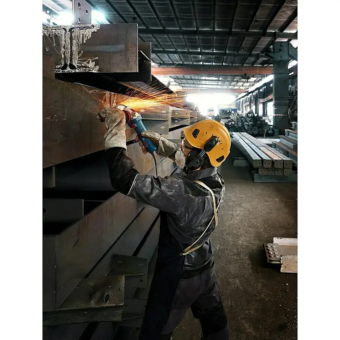 Bosch Professional Elektro-Winkelschleifer GWS 12-125 S - 1.200 W, Durchmesser Scheibe: 125 mm - Ein Bauarbeiter benutzt einen Bosch Winkelschleifer, um Metall zu schleifen, wobei Funken sprühen. Sicherheitsausrüstung ist vorhanden.